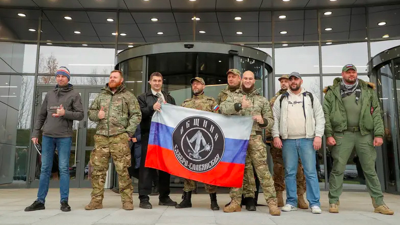 بعض أفراد فاغنر أمام مقر المجموعة في سانت بطرسبرغ- وكالات